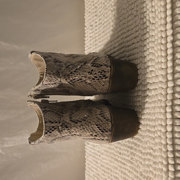 SO Women’s Cream Anthia Snakeskin Western Style Heeled Ankle Boots size 7 - Picture 3 of 6